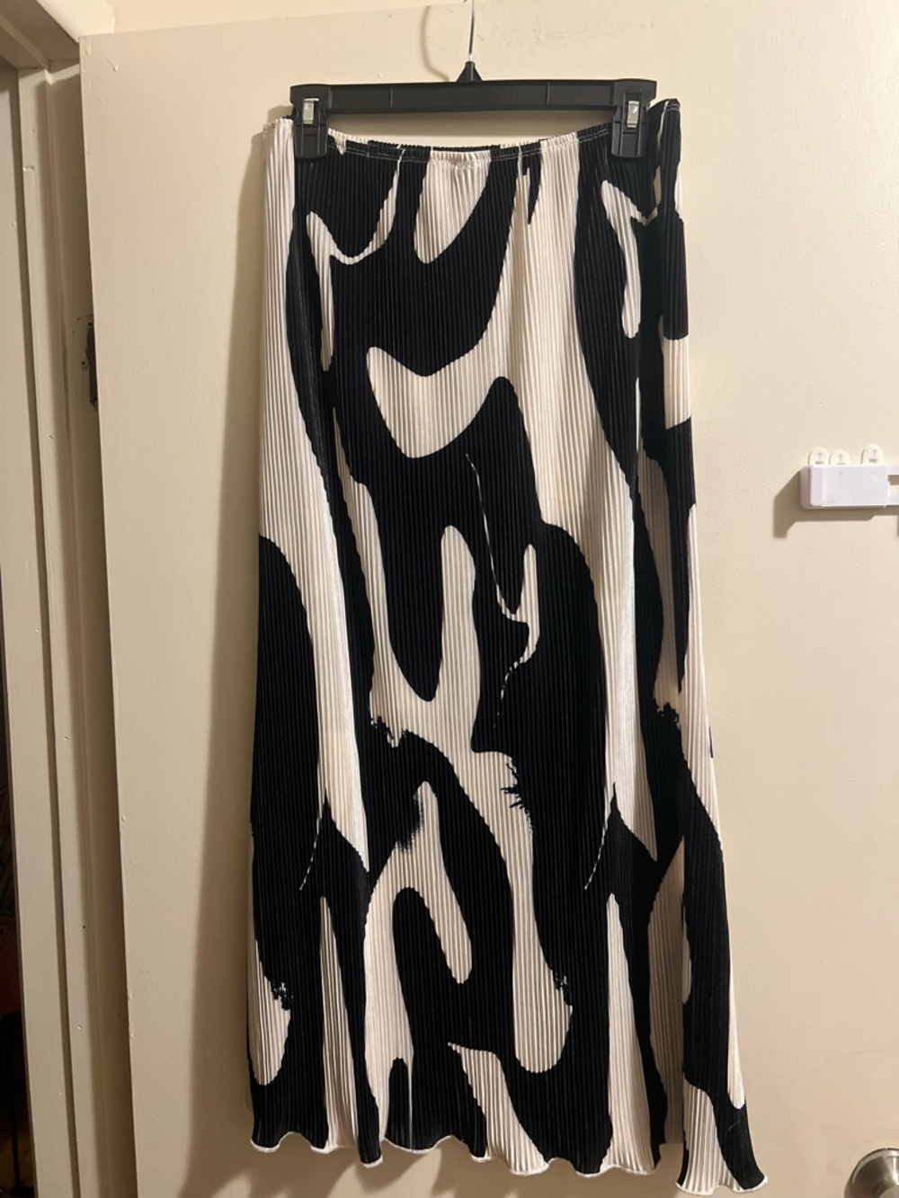 SHEIN Black & White Abstract Pleated Maxi Skirt